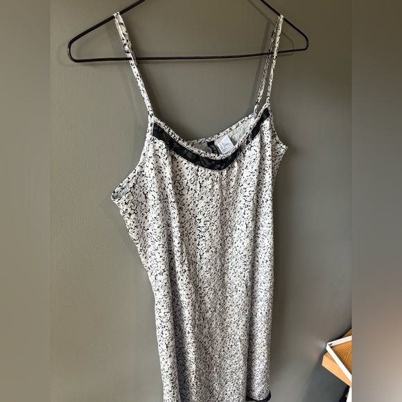 Divided, size 8 Elegant silky Black and White Lace Trim Nightgown slip - Picture 3 of 5